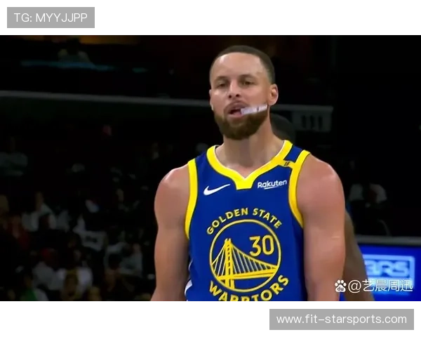 库里组织反击送出小样助攻，勇士攻防转换完美